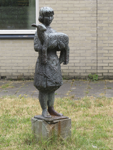 906476 Afbeelding van het bronzen beeldhouwwerk 'Kind met lam' van Pieter d'Hont (1917-1997) uit 1952, geplaatst op het ...